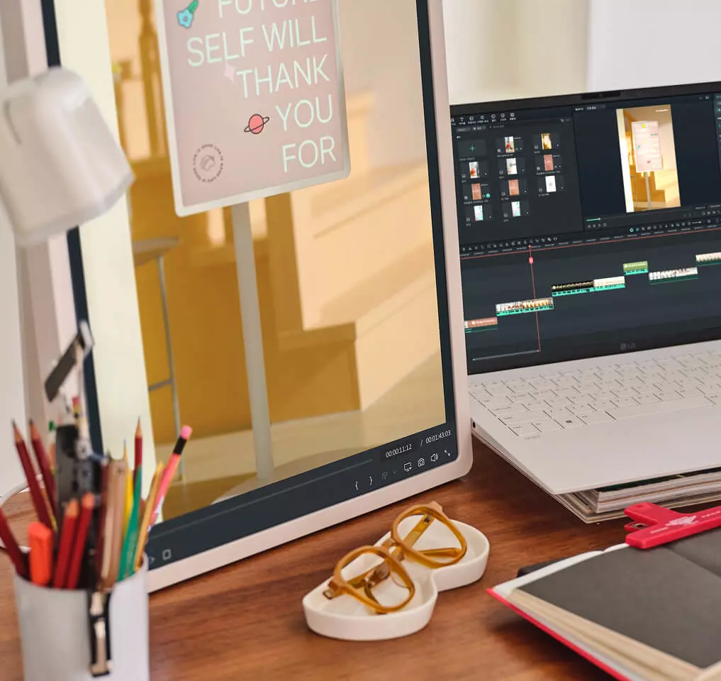 LG 스탠바이미 2를 포터블 세로 모니터로 노트북과 함께 책상에 놓여있는 모습