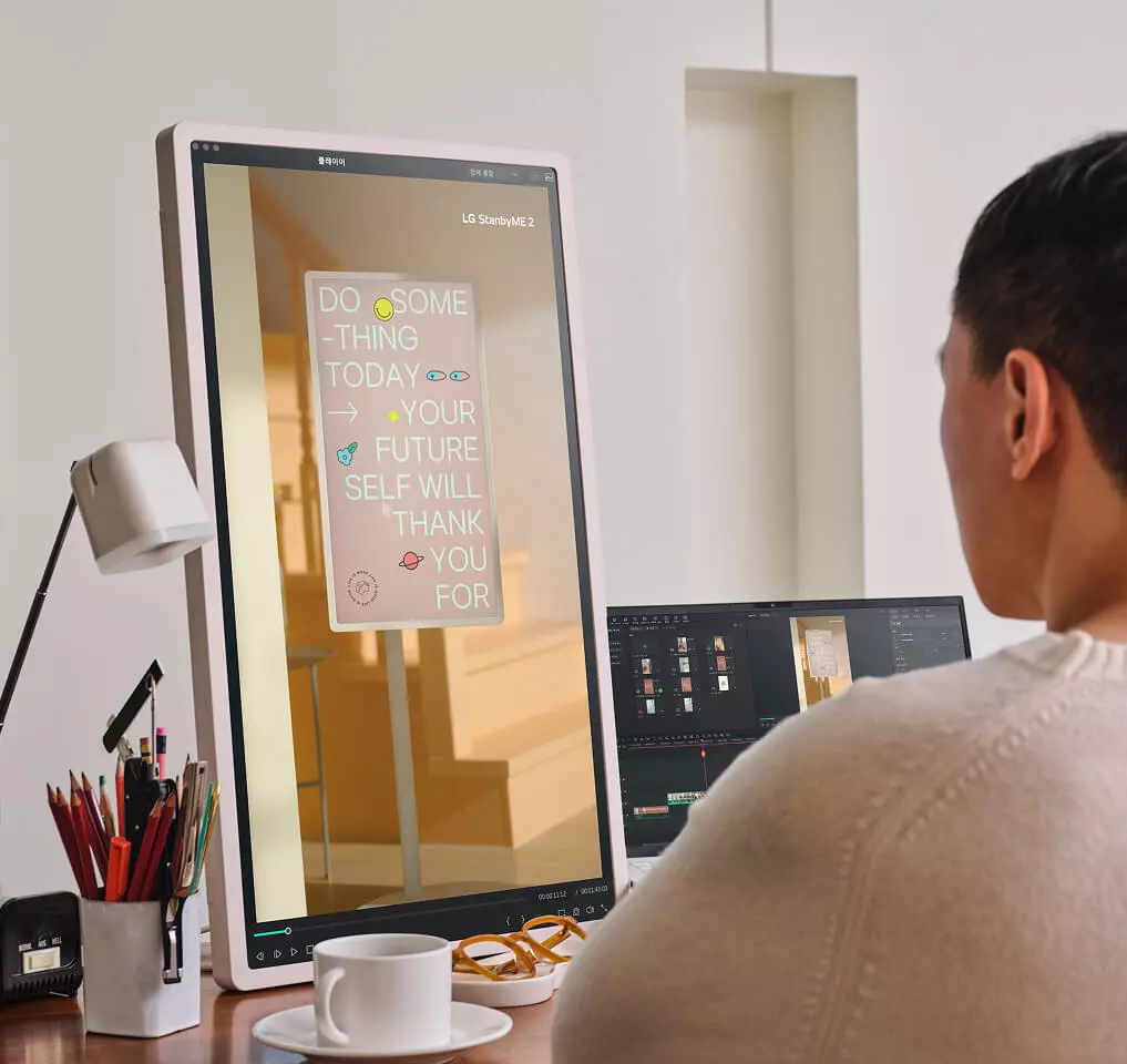 LG 스탠바이미 2 포터블 세로 모니터 화면으로 노트북과 함께 사용하고 있는 크리에이터