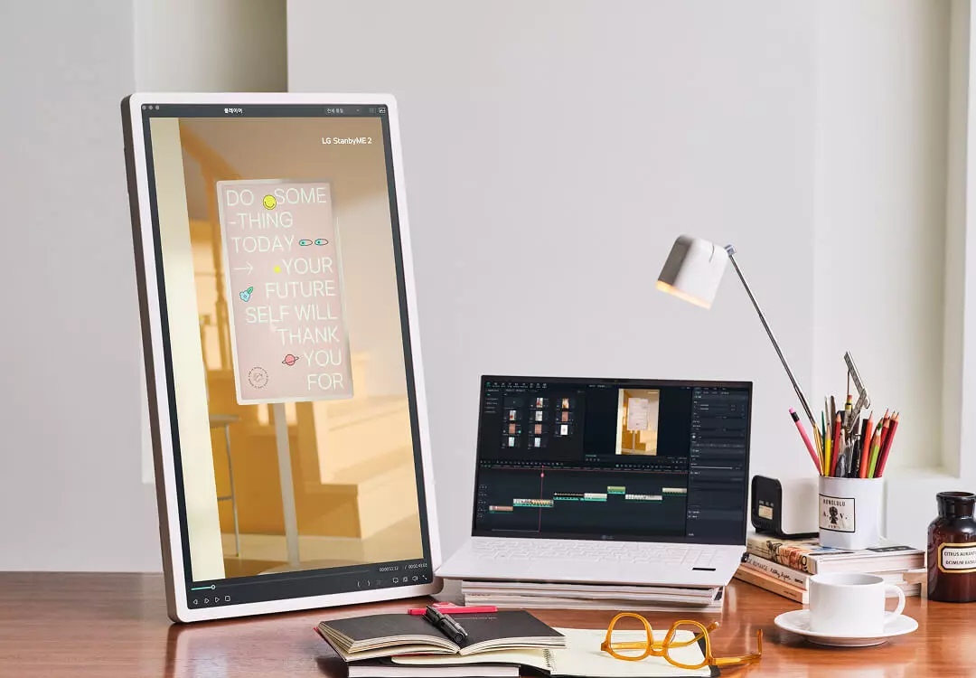 원클릭 스탠드를 세로로 설정한 LG 스탠바이미 2