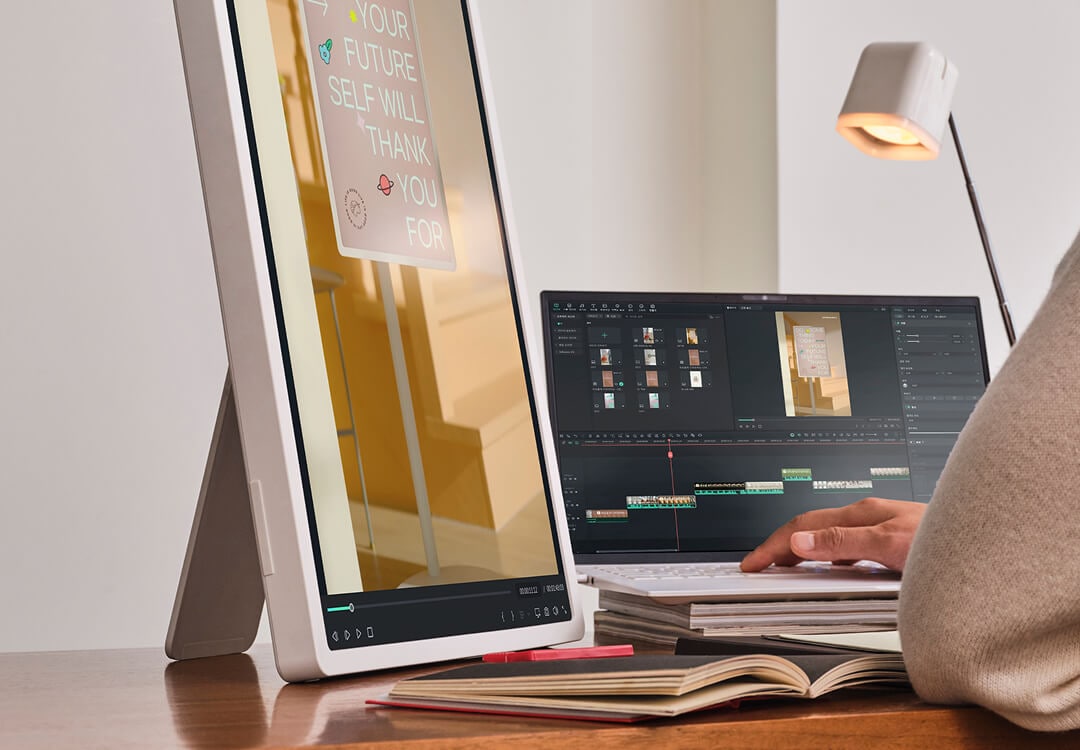 세로 화면으로 모바일 작업을 하는 크리에이터