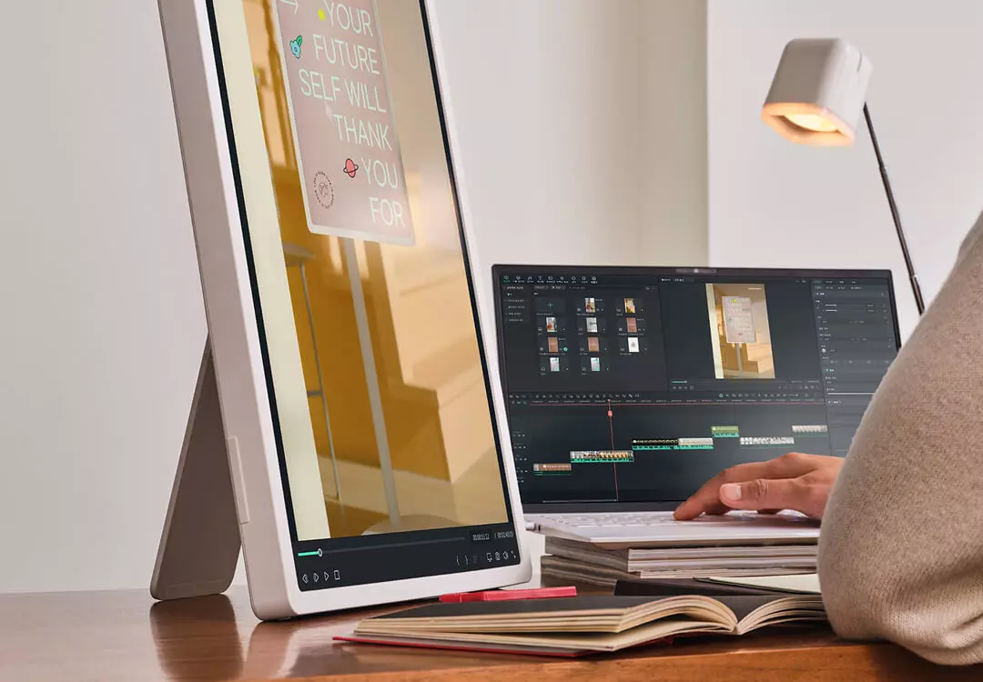 LG 스탠바이미 2를 세로 모니터 화면으로 모바일 영상 작업을 하는 크리에이터