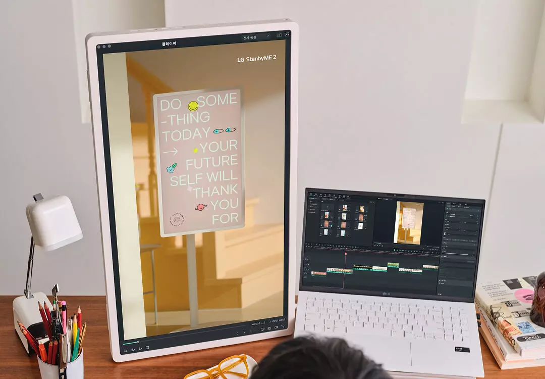 LG 스탠바이미 2를 세로 디스플레이 모드로 활용해 노트북과 연동해 모바일 화면과 동일하게 영상 편집