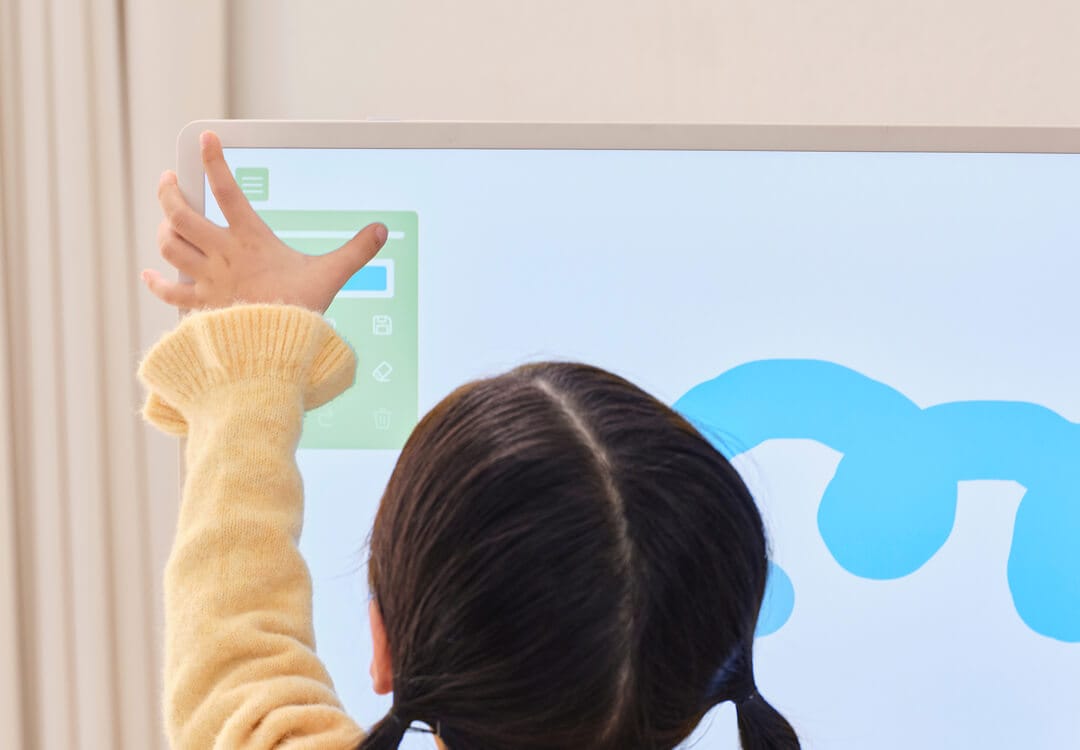 Draw with Me 앱으로 그림을 그리는 아이