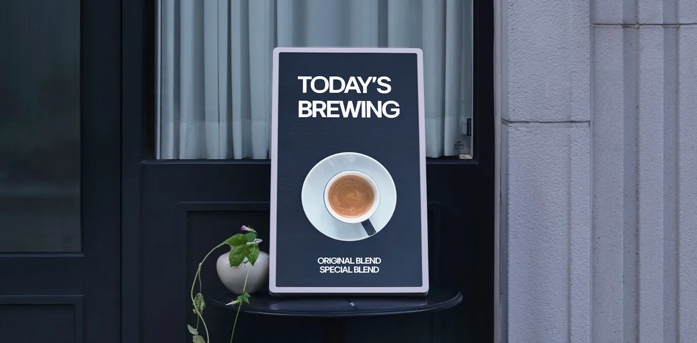 LG 스탠바이미 2로 카페 메뉴판 야외 사이니지로 활용하는 정면 사진