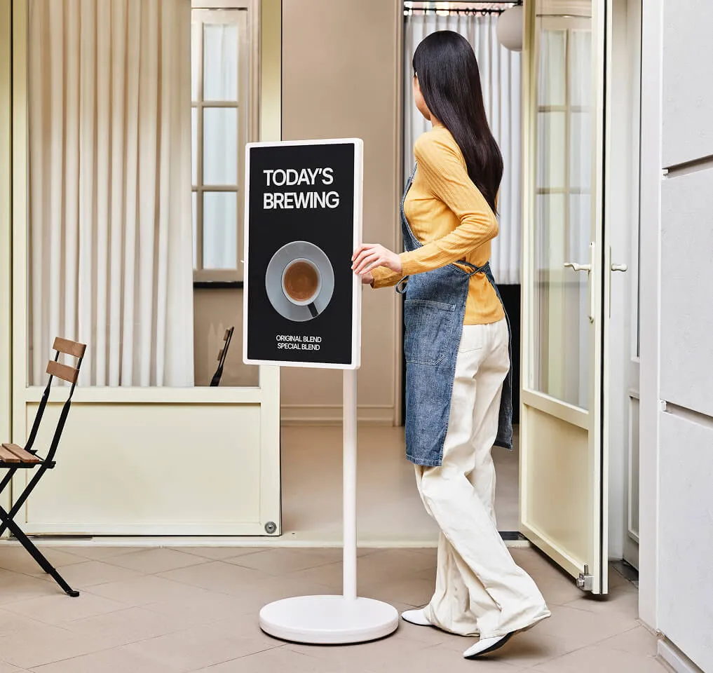 LG 스탠바이미 2 무빙휠 스탠드로 실내 사이니지로 사용하는 사진