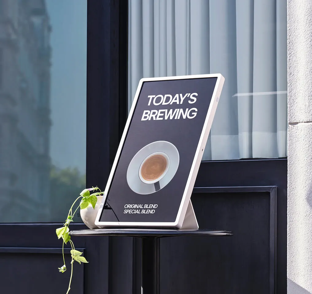 LG 스탠바이미 2로 카페 메뉴판 야외 사이니지로 활용하는 측면 사진