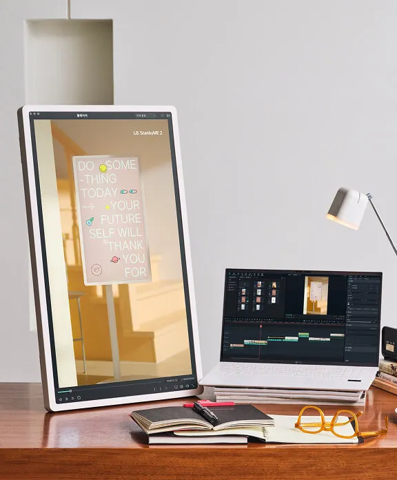 원클릭 스탠드를 세로로 설정한 LG 스탠바이미 2