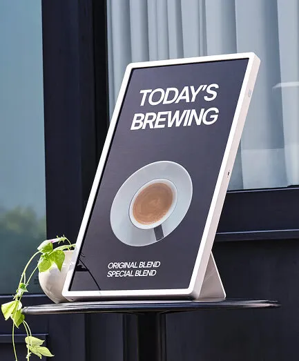 야외 광고판으로 사용되고 있는 LG 스탠바이미 2