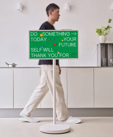 무빙휠 스탠드로 LG 스탠바이미 2를 쉽게 이동하는 모습