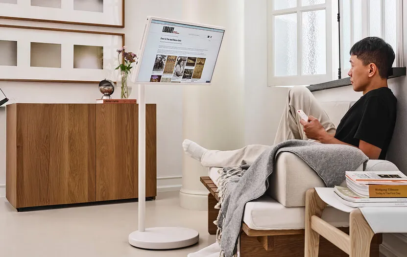 LG 스탠바이미 2 무빙휠 스탠드로 이동식 TV로 활용하는 이미지