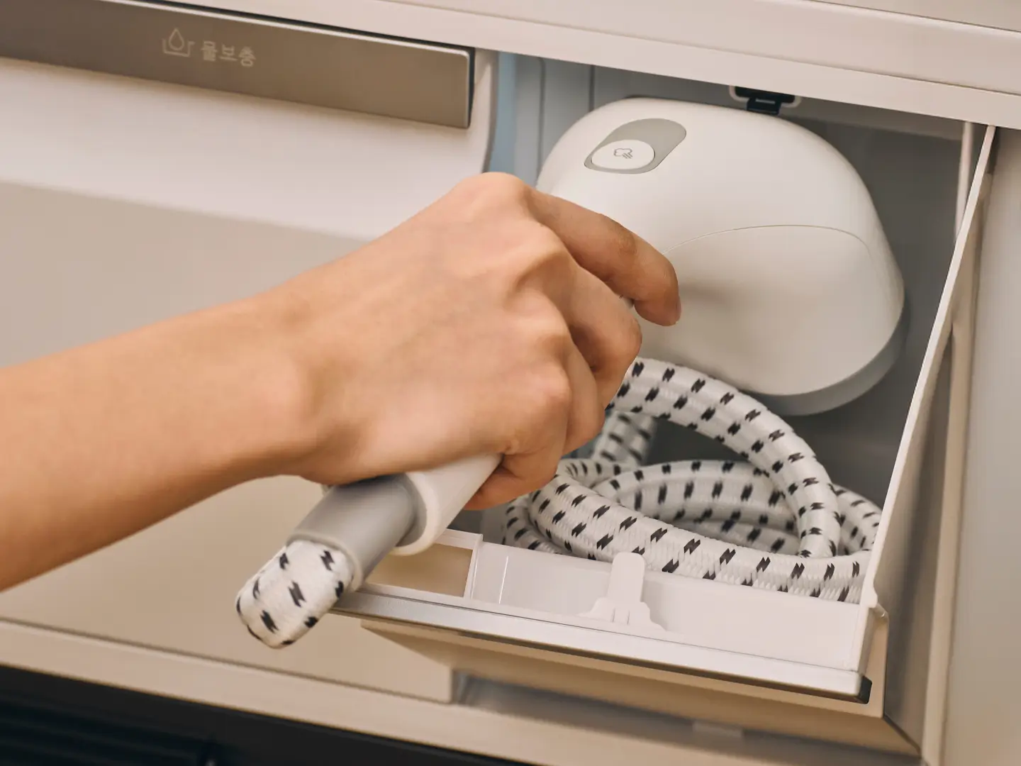 세로 화면으로 모바일 작업을 하는 크리에이터