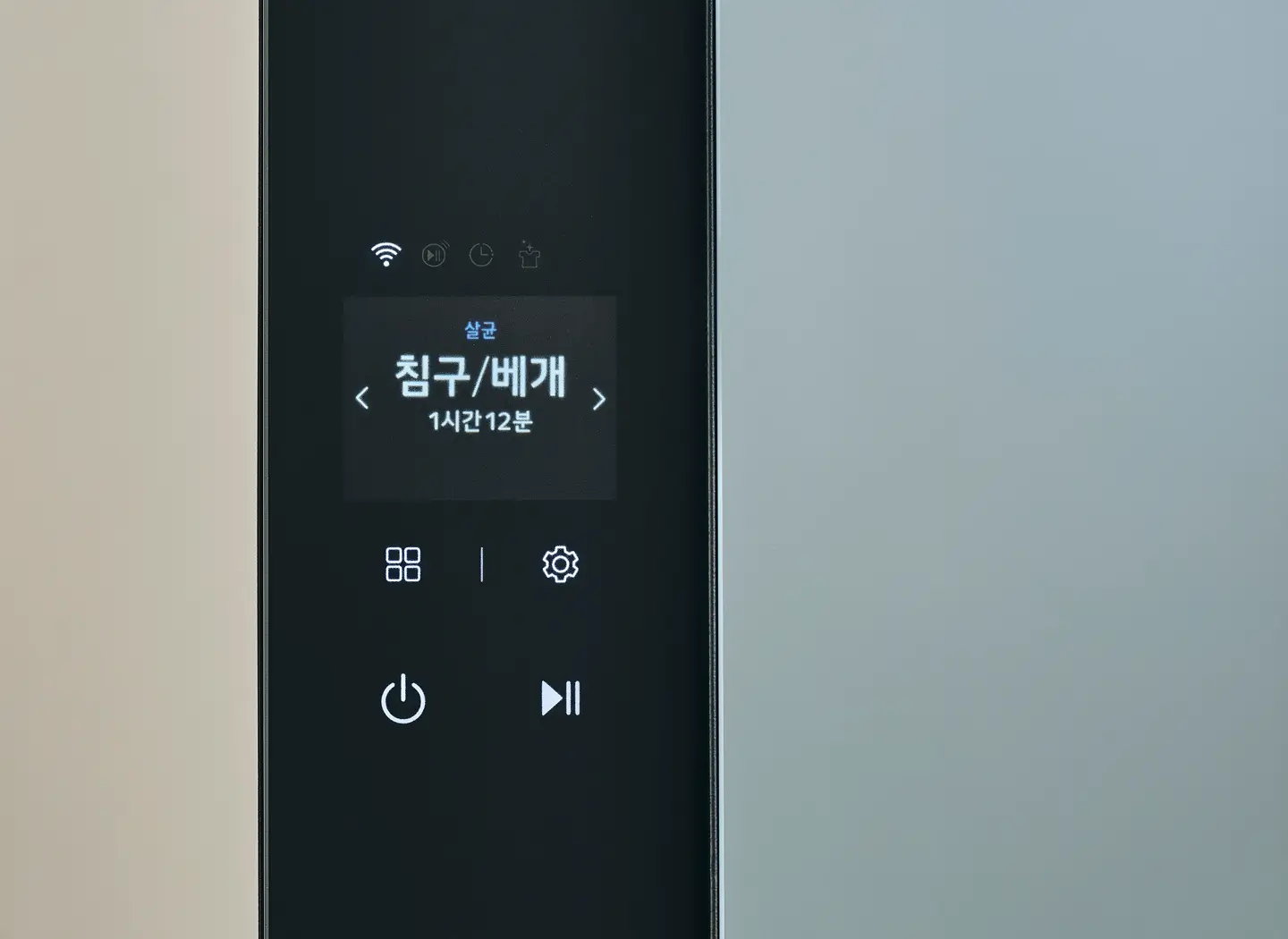 Draw with Me 앱으로 그림을 그리는 아이