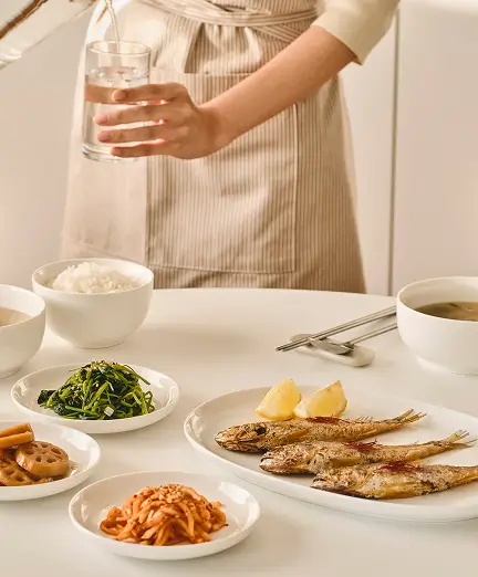 광파오븐으로 만든 요리로 차린 식탁