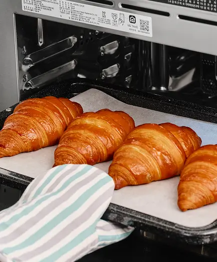 광파오븐으로 홈베이킹하여 크루아상을 굽는 장면