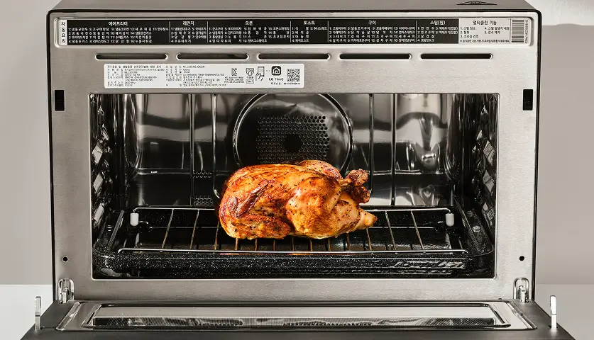 광파오븐의 메탈 히터, 광파 히터, 열풍 히터로 닭이 조리된 모습