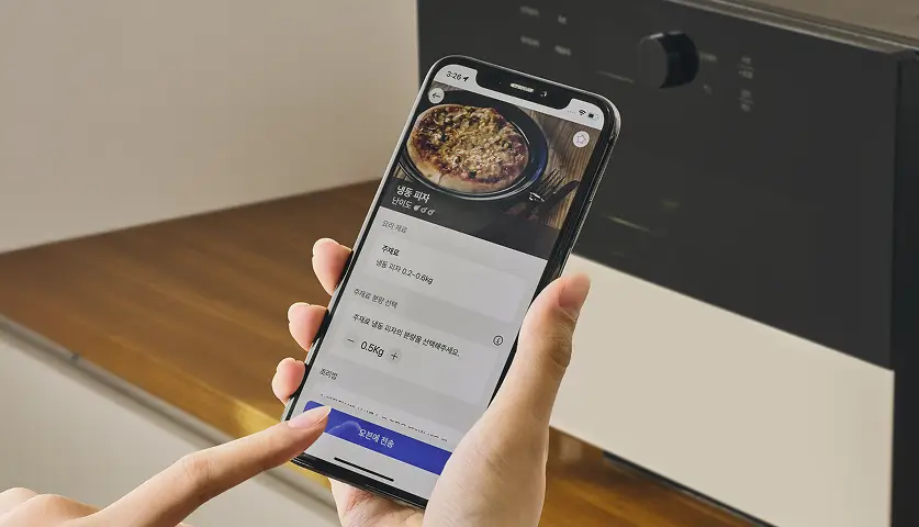 ThinQ 앱으로 자동요리 냉동 피자 레시피를 전송하는 장면