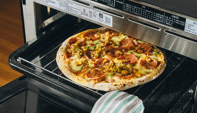 광파오븐 자동요리로 냉동 피자를 조리한 모습