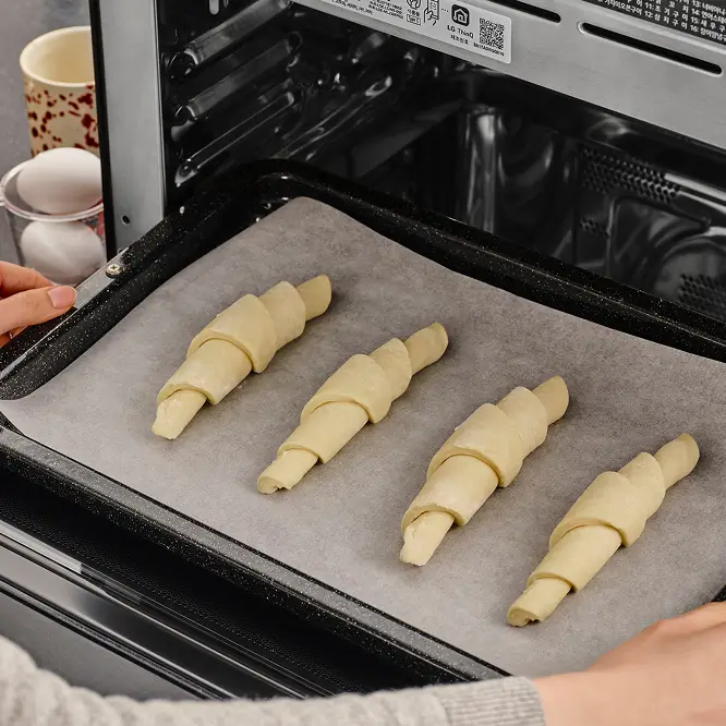 크루아상 반죽을 법랑 접시 위에 놓고 광파오븐에 넣어 발효 시키는 예시