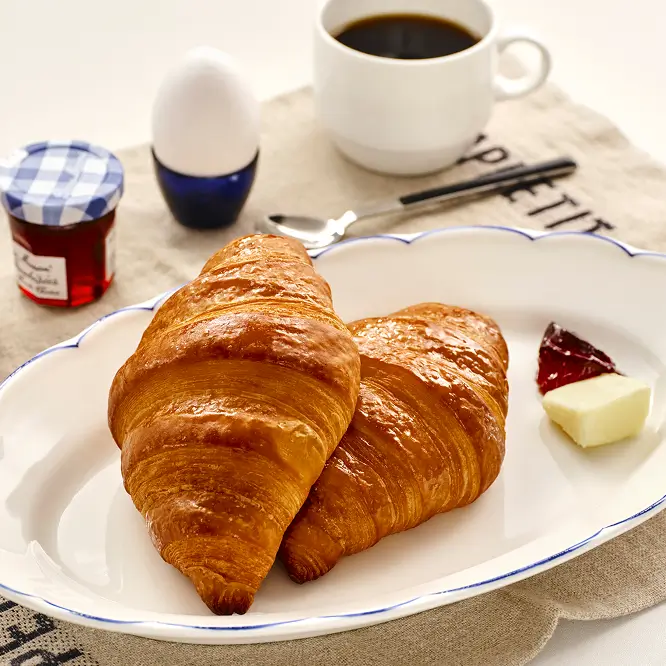 광파오븐으로 잘 구워진 크루아상을 먹기 위해 연출한 장면