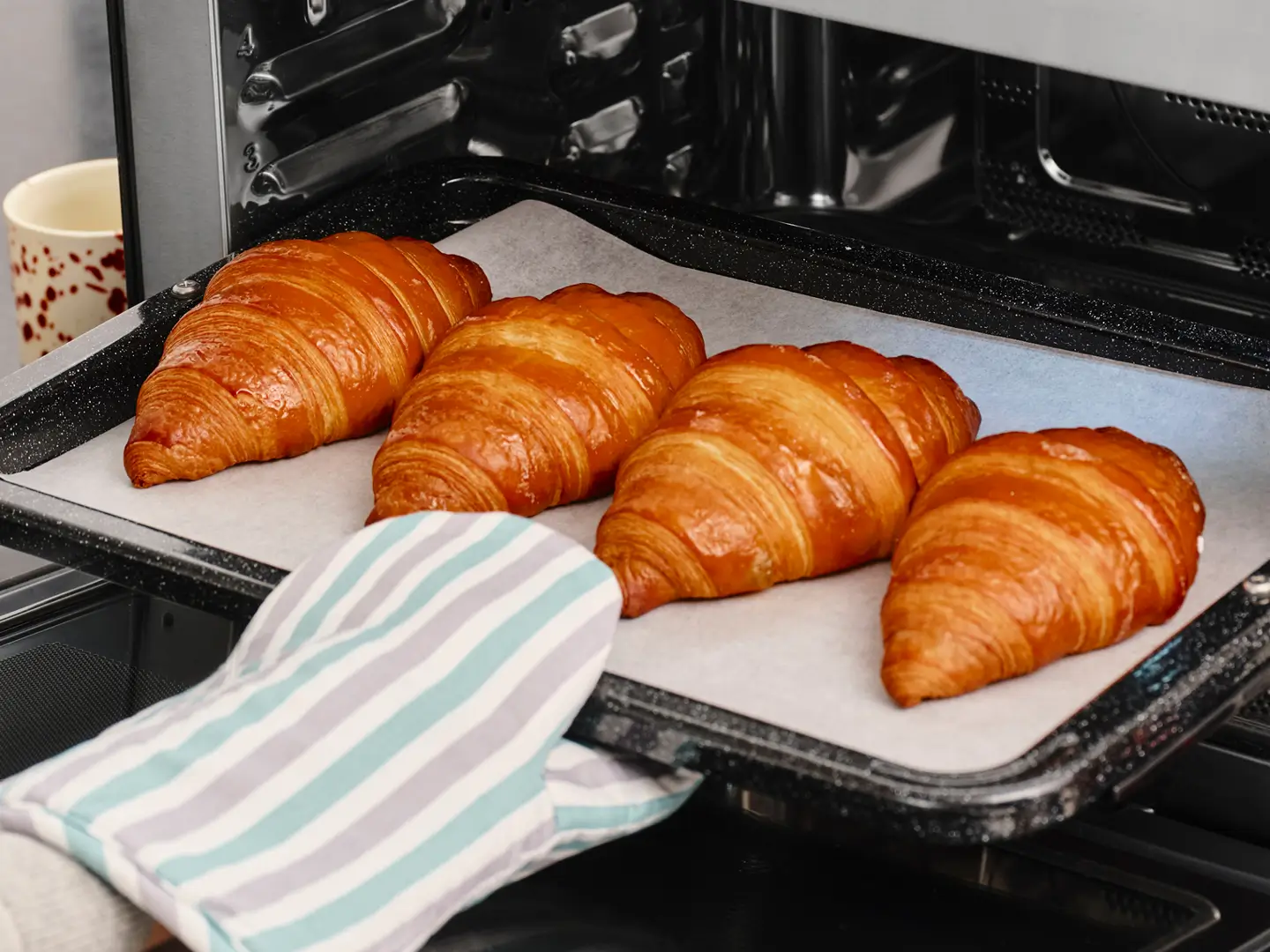 취향에 맞춰 4가지 색상의 도어 패널을 선택할 수 있는 광파오븐