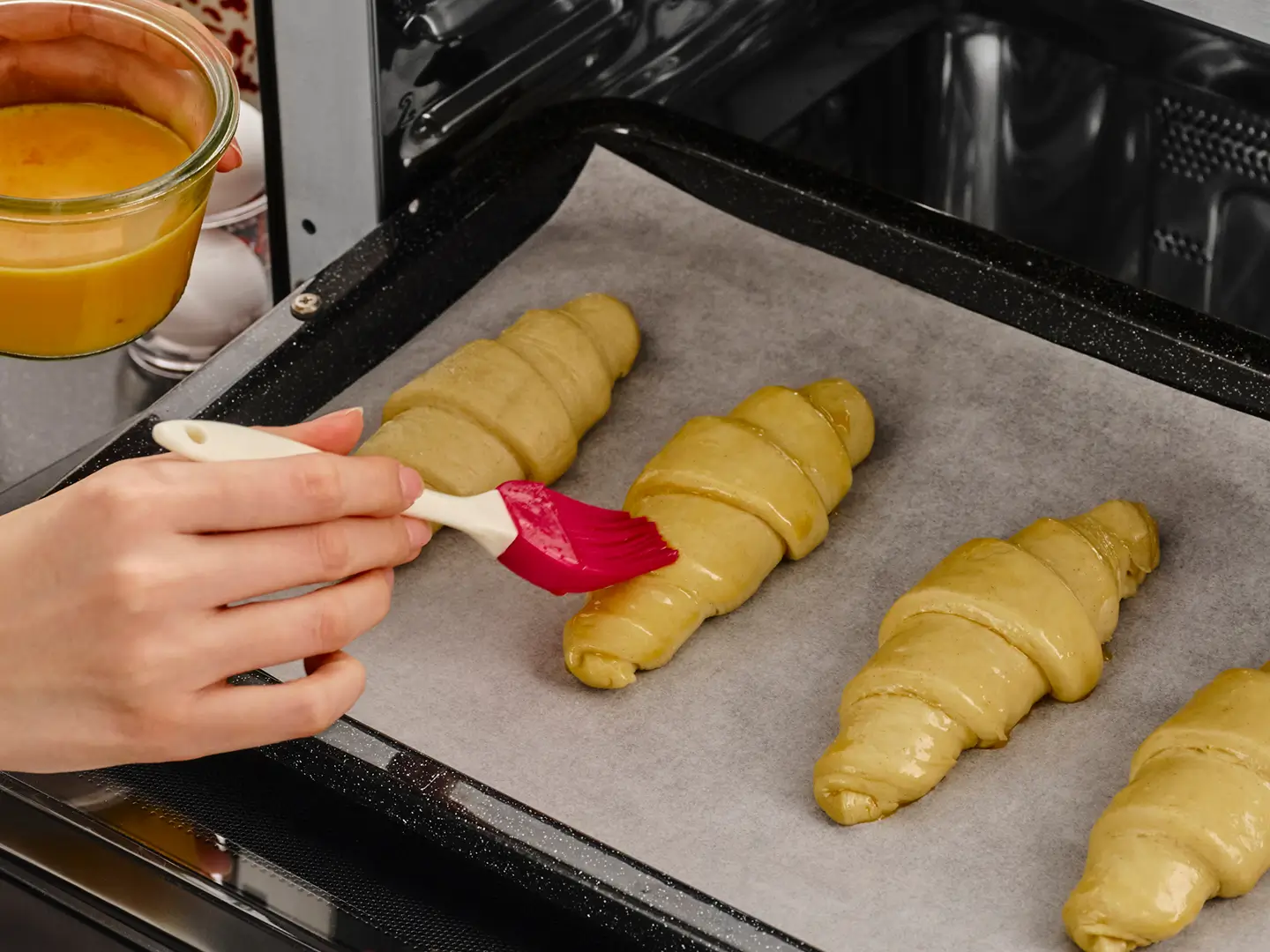 발효 된 반죽에 달걀물을 칠해 광파오븐에 넣는 장면