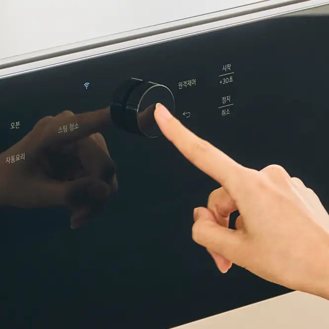 광파오븐 기름 때 스팁 청소를 위해 버튼을 누르는 장면