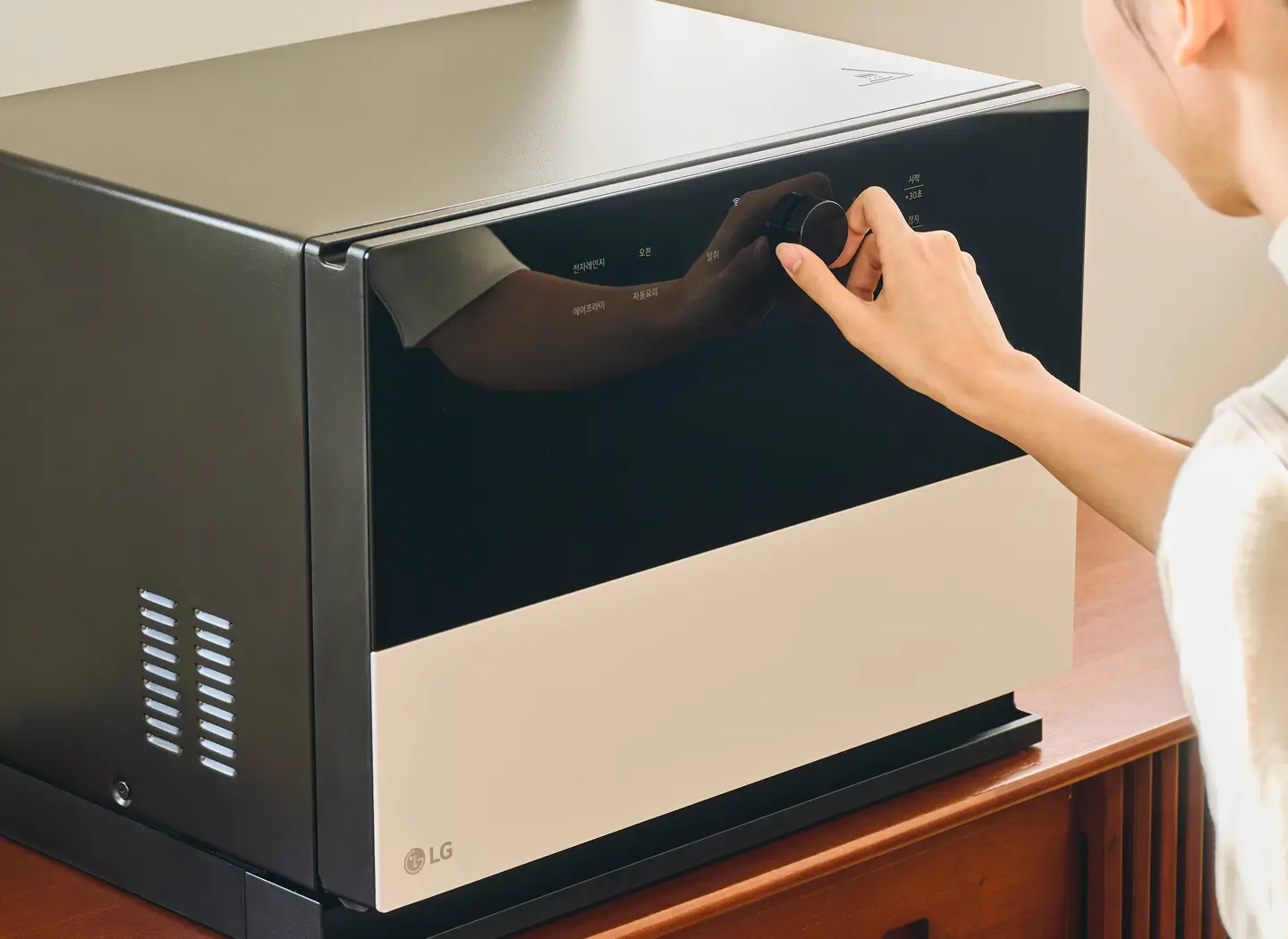 광파오븐으로 자동요리 구이, 냉동 조기구이를 선택하는 장면