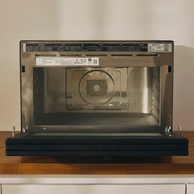 습기가 차 있는 광파 오븐 모습