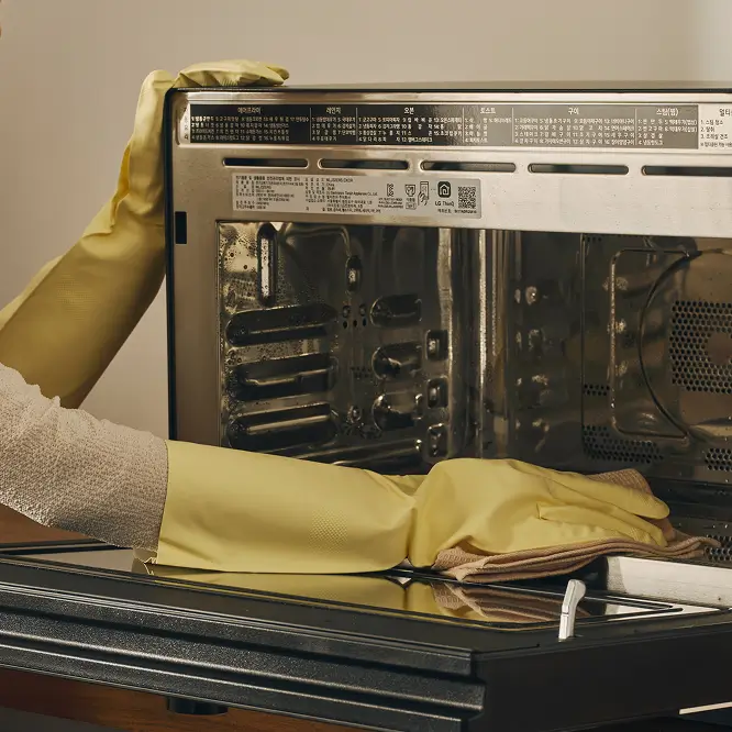 부드러운 천으로 광파오븐 내부를 닦는 모습