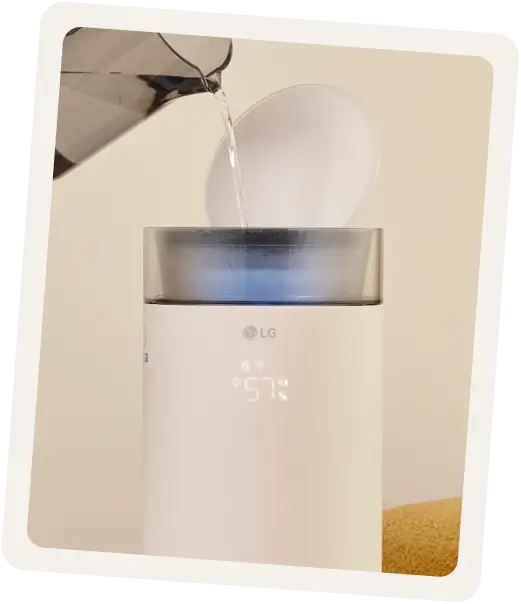 투명한 물통으로 물 잔량을 바로 확인하고, 뚜껑을 열어 하이드로에센셜의 투명 수조통에 물을 채우는 모습. 