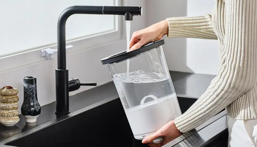 물이 마를 때 하얗게 끼는 석회질을 99% 제거해서 순수한 H2O에 가까운 물로 가습하는 하이드로에센셜