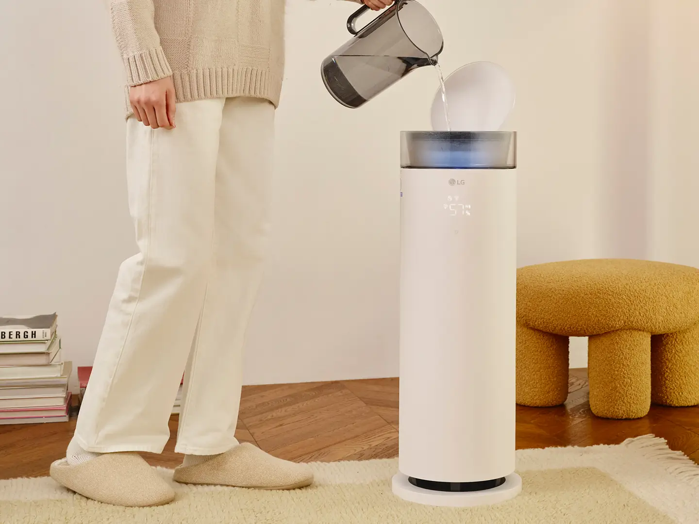 하이트로타워 상부급수비커를 이용해 하이드로에센셜의 투명 물통에 물을 채우는 모습