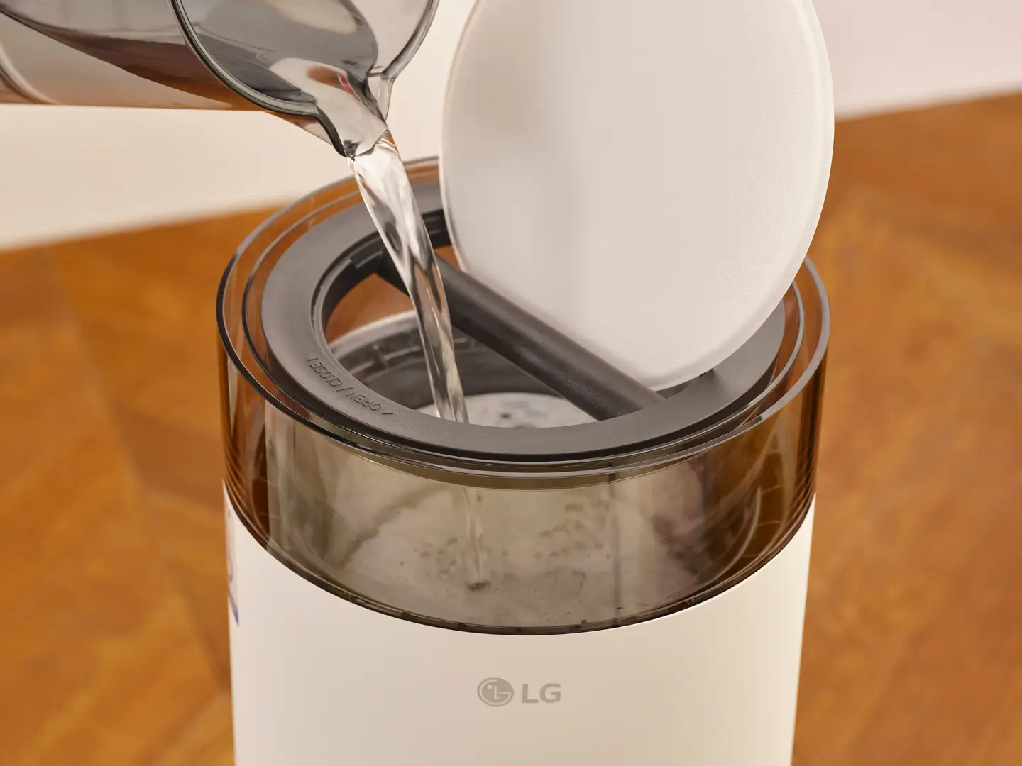 뚜껑을 열어 편리하게 상부에 걸쳐 놓고 물통에 물을 채울 수 있는 하이드로에센셜 