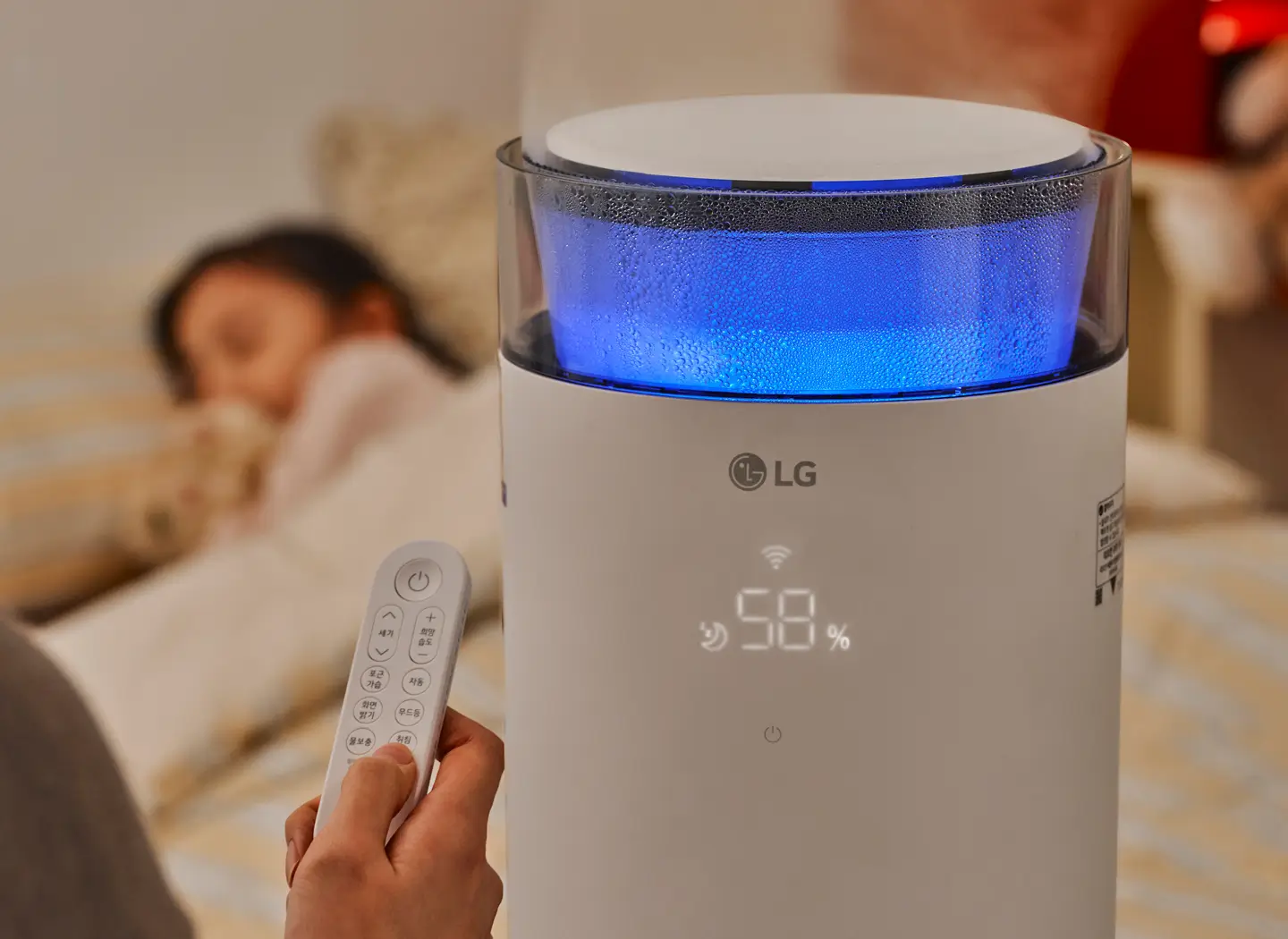 포근한 가습 기능으로 실내 온도 변화 부담을 줄이고 아이방에서도 위생적으로 사용할 수 있는 하이드로에센셜