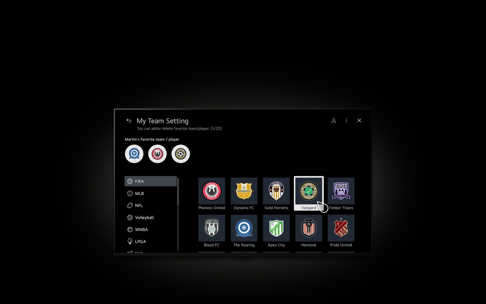 커서가 마이팀을 클릭하면 '마틴이 가장 좋아하는 팀/선수', '마이팀 진행 중 경기/다가오는 경기', '인기 리그의 최근 경기'라는 텍스트와 함께 마이팀 페이지로 이동. 스포츠 VOD 컨텐츠를 보여주기 위해 페이지를 스크롤 후 다시 상단으로 이동 후 '마틴이 가장 좋아하는 팀/선수'아래의 더하기 버튼을 클릭. '가장 좋아하는 팀/선수를 추가하거나 삭제할 수 있습니다'라는 텍스트와 함께 마이팀 설정 페이지로 이동. FIFA, MLB, NFL, 배구, WNBA, LPGA 등을 확인할 수 있음. 커서가 FIFA 팀 Vangard를 선택하면, 마이팀에 추가됨.