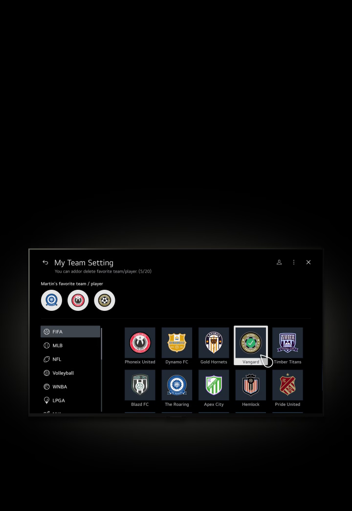 커서가 마이팀을 클릭하면 '마틴이 가장 좋아하는 팀/선수', '마이팀 진행 중 경기/다가오는 경기', '인기 리그의 최근 경기'라는 텍스트와 함께 마이팀 페이지로 이동. 스포츠 VOD 컨텐츠를 보여주기 위해 페이지를 스크롤 후 다시 상단으로 이동 후 '마틴이 가장 좋아하는 팀/선수'아래의 더하기 버튼을 클릭. '가장 좋아하는 팀/선수를 추가하거나 삭제할 수 있습니다'라는 텍스트와 함께 마이팀 설정 페이지로 이동. FIFA, MLB, NFL, 배구, WNBA, LPGA 등을 확인할 수 있음. 커서가 FIFA 팀 Vangard를 선택하면, 마이팀에 추가됨.