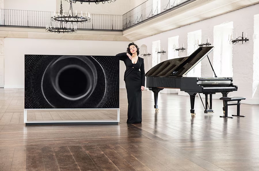 LG SIGNATURE 8K OLED TV Z1과 피아노 옆에 선 카티아 부니아티쉬빌리