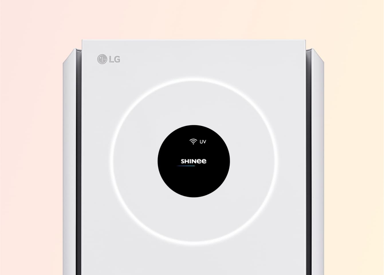 에어컨 부팅 시 디스플레이에 샤이니 로고가 등장함. 스탠드 에어컨의 LG 로고가 있는  원형 화면에는 SHINEE 텍스트와 UV 표시 아이콘이 있고, 은은한 원형 조명이 켜져 있음. 