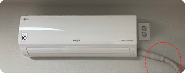 벽에 설치된 LG 휘센 듀얼 벽걸이 에어컨이 작동 중이며, 일반 배관이 연결된 모습을 강조한 이미지.