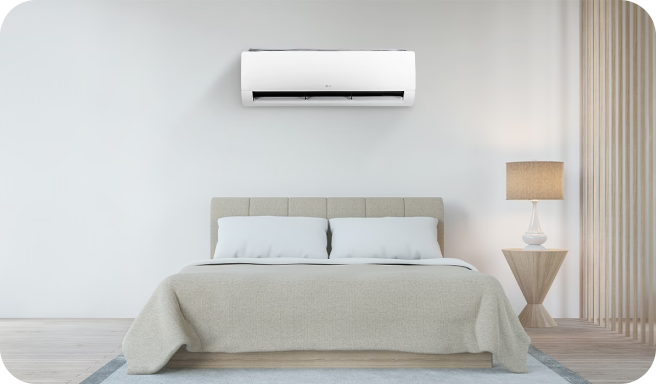 침실 벽에 설치된 LG 휘센 벽걸이 에어컨이 작동 중이며, 침대와 협탁, 스탠드 조명이 조화를 이루어 아늑한 분위기를 연출한 모습.