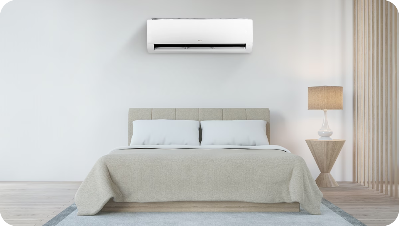 침실 벽에 설치된 LG 휘센 벽걸이 에어컨이 작동 중이며, 침대와 협탁, 스탠드 조명이 조화를 이루어 아늑한 분위기를 연출한 모습.