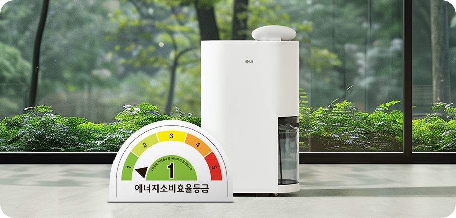 큰 창 앞에 놓인 공기청정기와 에너지소비효율 1등급 표시로 에너지 절약성을 강조한 모습.