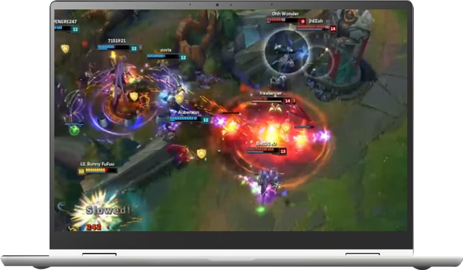 LG 그램 Pro 노트북 화면에 온라인 게임 '리그 오브 레전드'가 실행 중입니다. 여러 캐릭터가 전투를 벌이고 있는 장면으로, 게임용으로 사용 가능한 LG 그램의 성능을 보여줍니다.