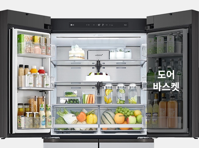 4도어 냉장고 상단 내부, 문이 활짝 열려 있으며 다양한 음료, 과일, 채소, 케이크 등이 보임. 우측 도어 바스켓에 음료가 정리되어 있고, 해당 위치에 도어 바스켓 문구 표시됨.