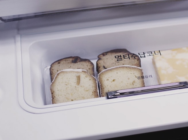 멀티 수납 코너 공간에 빵과 치즈가 보이며, 강화유리로 구분됨.