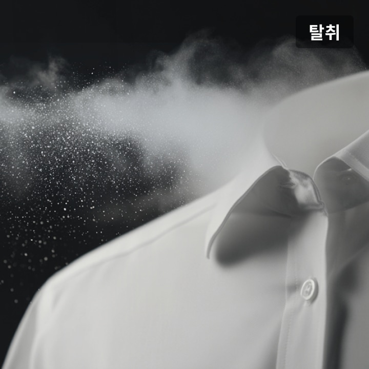 뜨거운 스팀을 맞고 있는 흰색 셔츠