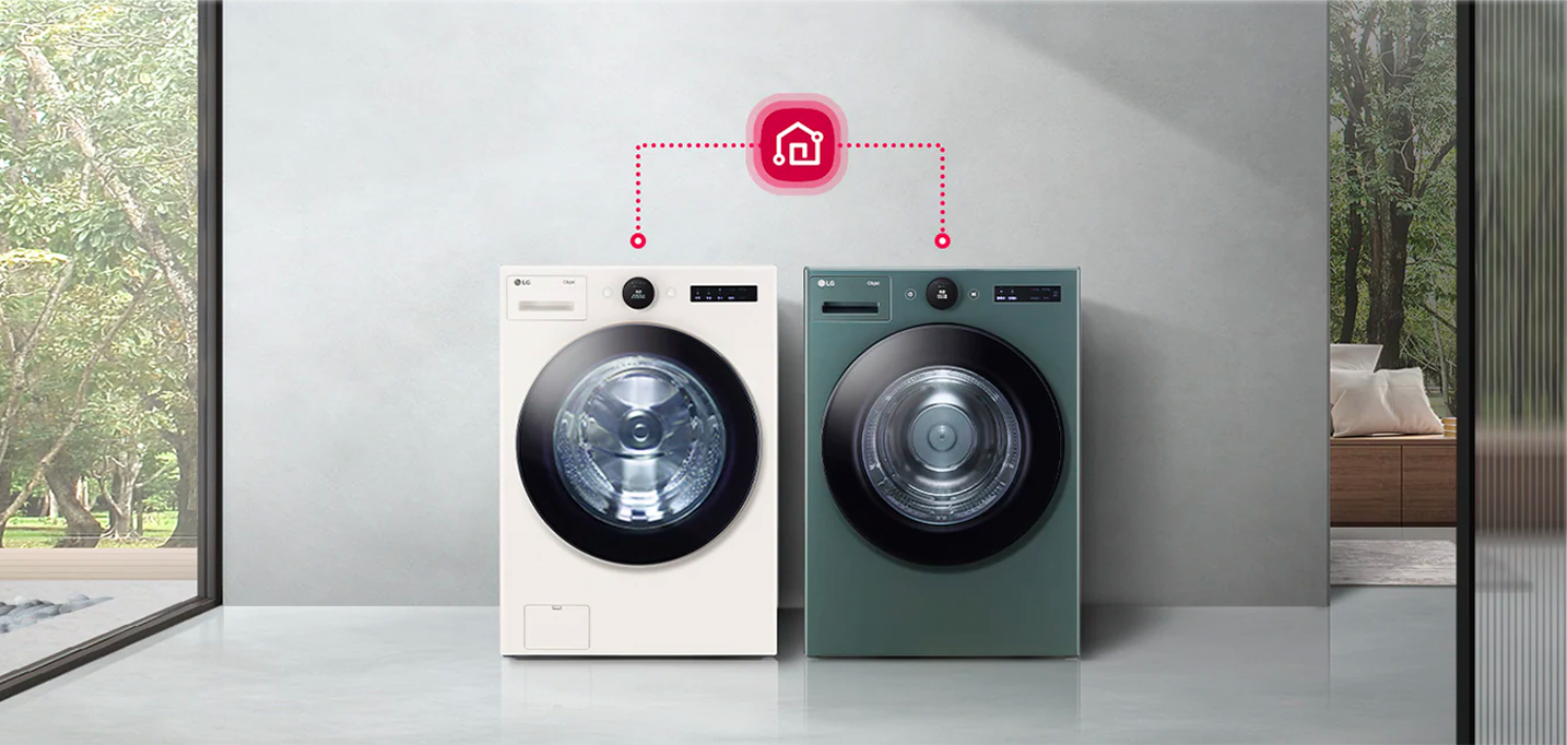 스마트 페어링 기능이 적용된 LG 트롬 세탁기 두 대가 나란히 배치된 이미지. 위쪽에는 ThinQ 아이콘이 연결되어 있어, 스마트 기능을 통해 세탁기를 제어할 수 있음을 나타냄.