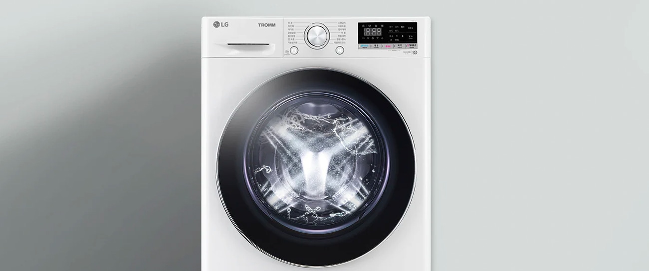 LG 꼬망스 플러스 세탁기 소개하는 이미지. 세탁기 도어 안에서 강한 물살이 회전하며 세탁물이 세척되는 모습을 강조하고 있음.