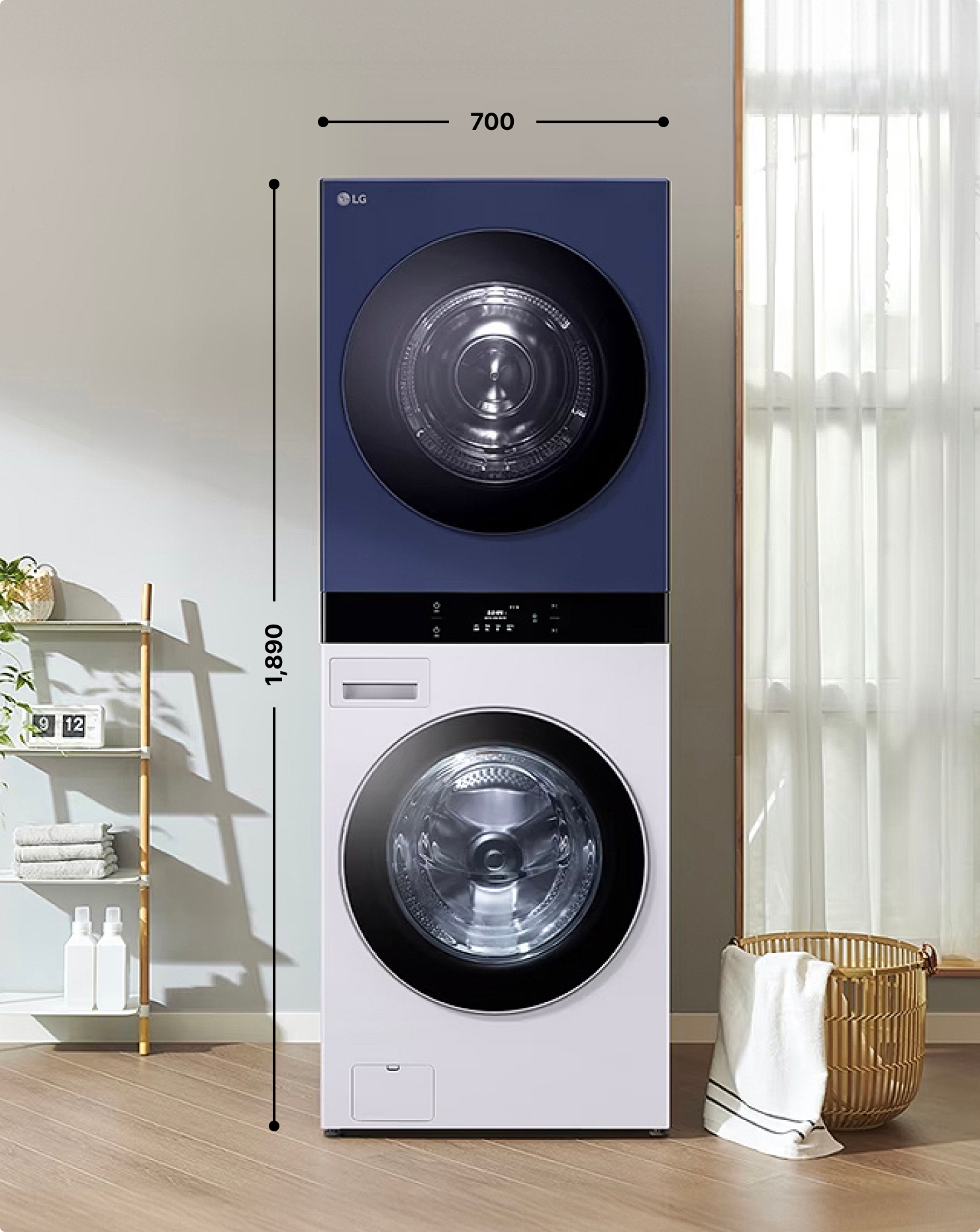 LG 워시타워. 파란색 건조기와 흰색 세탁기가 세로로 쌓인 타워형 제품입니다. 높이는 1890mm, 폭은 700mm입니다. 옆에는 선반과 세탁 바구니가 있습니다. 이 이미지는 소비자의 이해를 돕기 위한 연출된 이미지입니다.