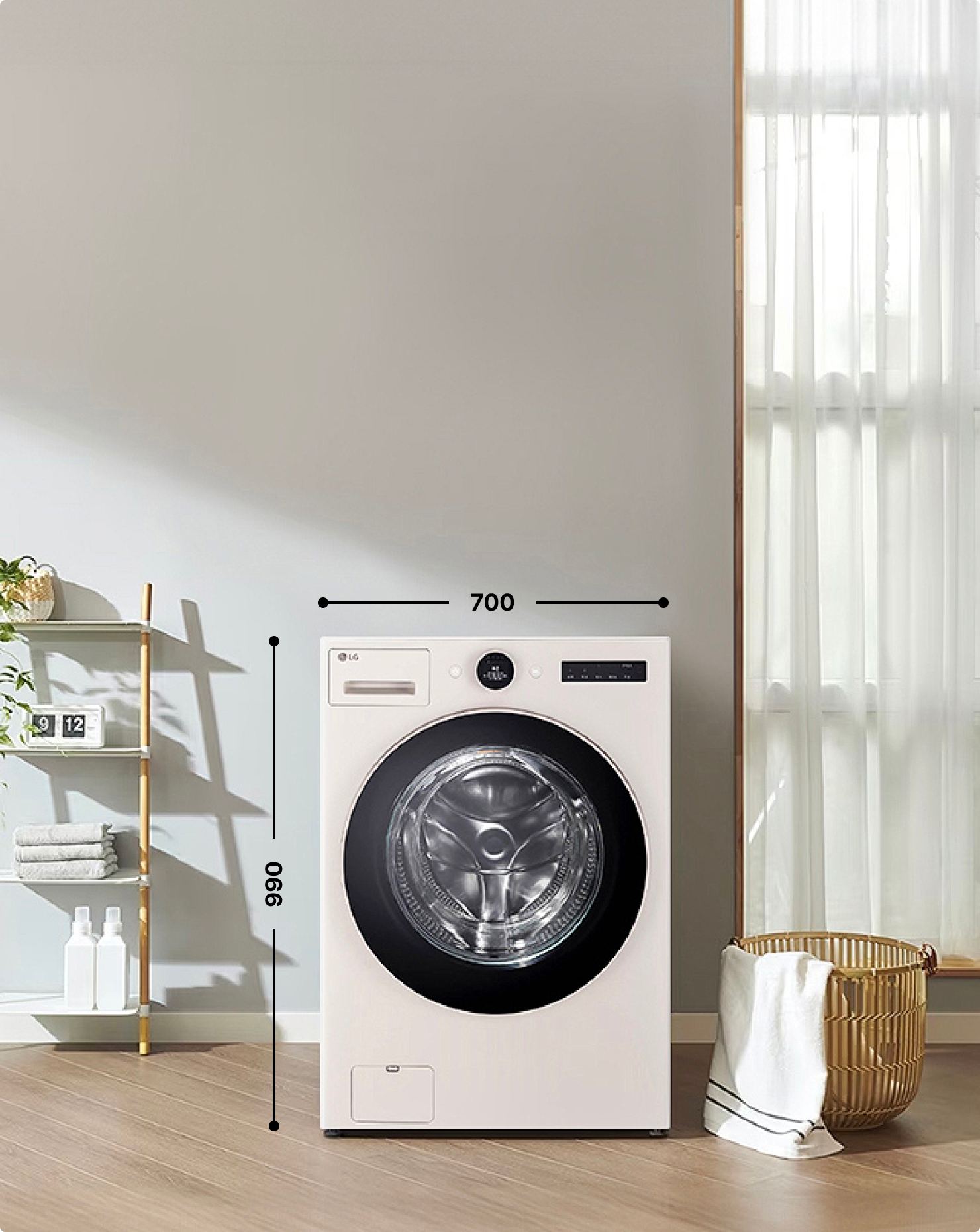 LG 워시콤보. LG 워시콤보. 흰색 바디에 검은색 도어와 상단 조작 패널이 있는 단일 세탁기입니다. 높이는 990mm, 폭은 700mm입니다. 옆에는 선반과 세탁 바구니가 있습니다. 이 이미지는 소비자의 이해를 돕기 위한 연출된 이미지입니다.